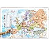 ORBIT GLOBES & MAPS - Politische Europakarte in deutsch, Pinnwand mit Holzrahmen, Aktuell 2023, 90x60 cm, deutsch, Maßstab 1:46 Mio mit Fähnchen und Pins sowie Befestigungsmaterial